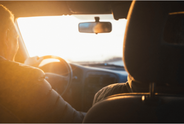 Famille avec voiture